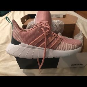 Brand new Questar Flow running shoe (peachy pink)